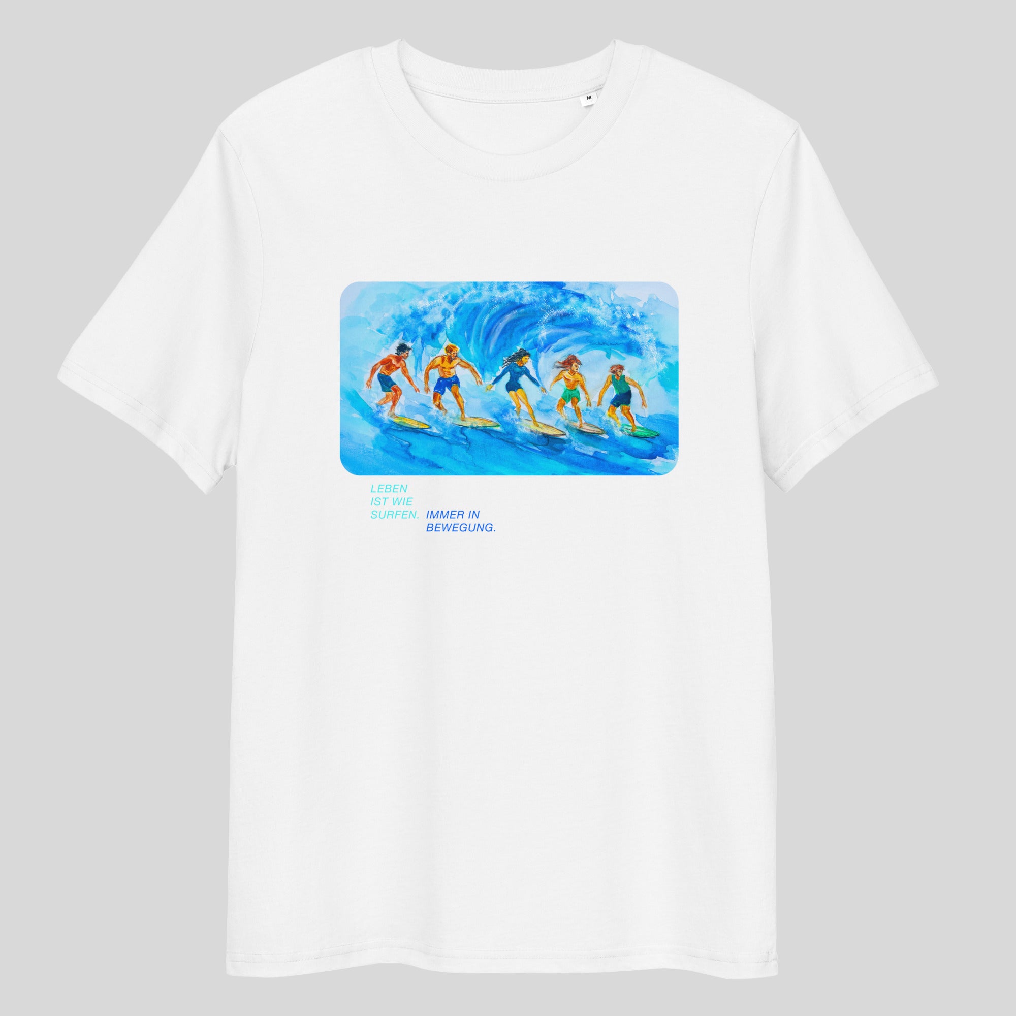 T-Shirt mit einem handgemalten Aquarellmotiv von fünf Surfern, die gemeinsam eine Welle reiten. Darunter der aufgedruckte Text: „Leben ist wie Surfen. Immer in Bewegung.“