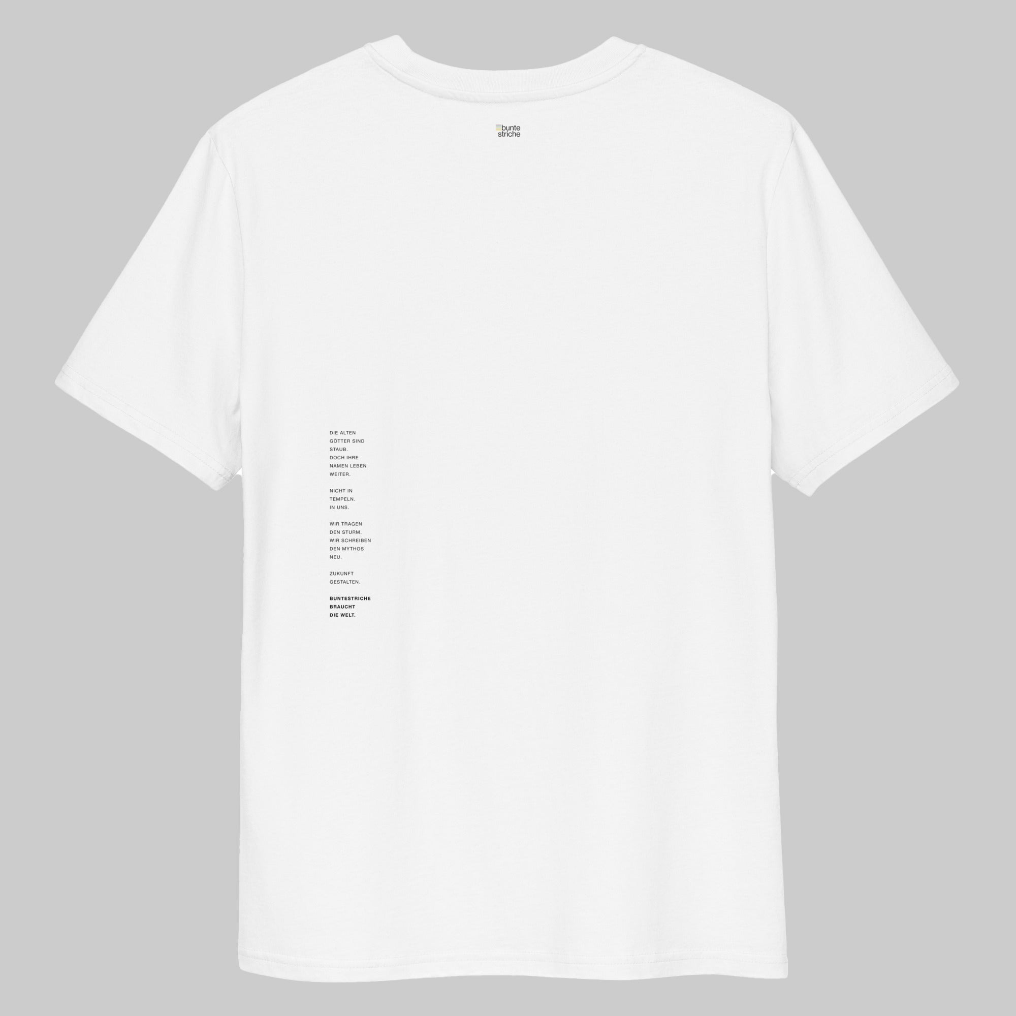 Rückansicht des Unisex Bio-T-Shirts mit typografisch gedrucktem Text auf dem Rücken. Der Text ist ein poetisches Zitat über Mythos, Erinnerung und Zukunft, in mehreren Zeilen zentriert gesetzt. Darunter: „buntestriche braucht die Welt“.
