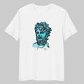 Unisex Bio-T-Shirt in Weiß mit Aquarellillustration von Zeus auf der Vorderseite. Das Motiv zeigt die Skulptur „Eroded Zeus“ in La Défense, Paris, in gold- und bronzefarbenen Tönen, handgezeichnet und mittig auf der Brust platziert.